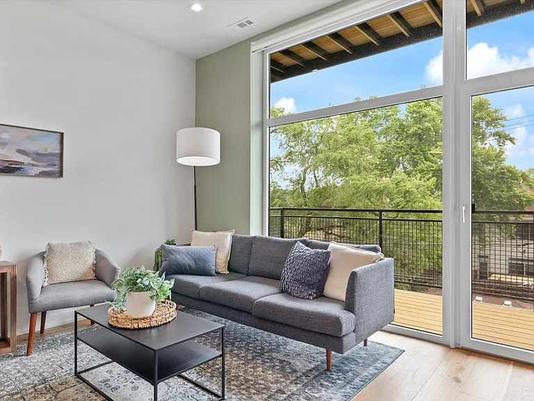 4514 N Clark St #210 — Photo 3