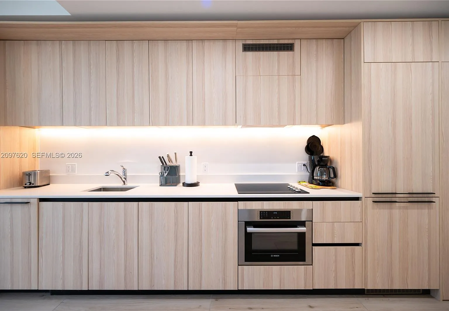 District 225 Condo — Photo 3