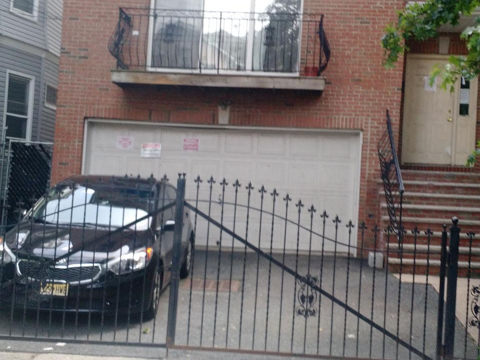 2nd image of 36 Fabyan Pl #2