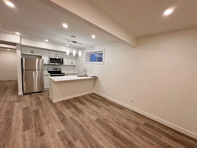 2 Bed 1 Bath Suite Rosenthal Edmonton — Photo 3
