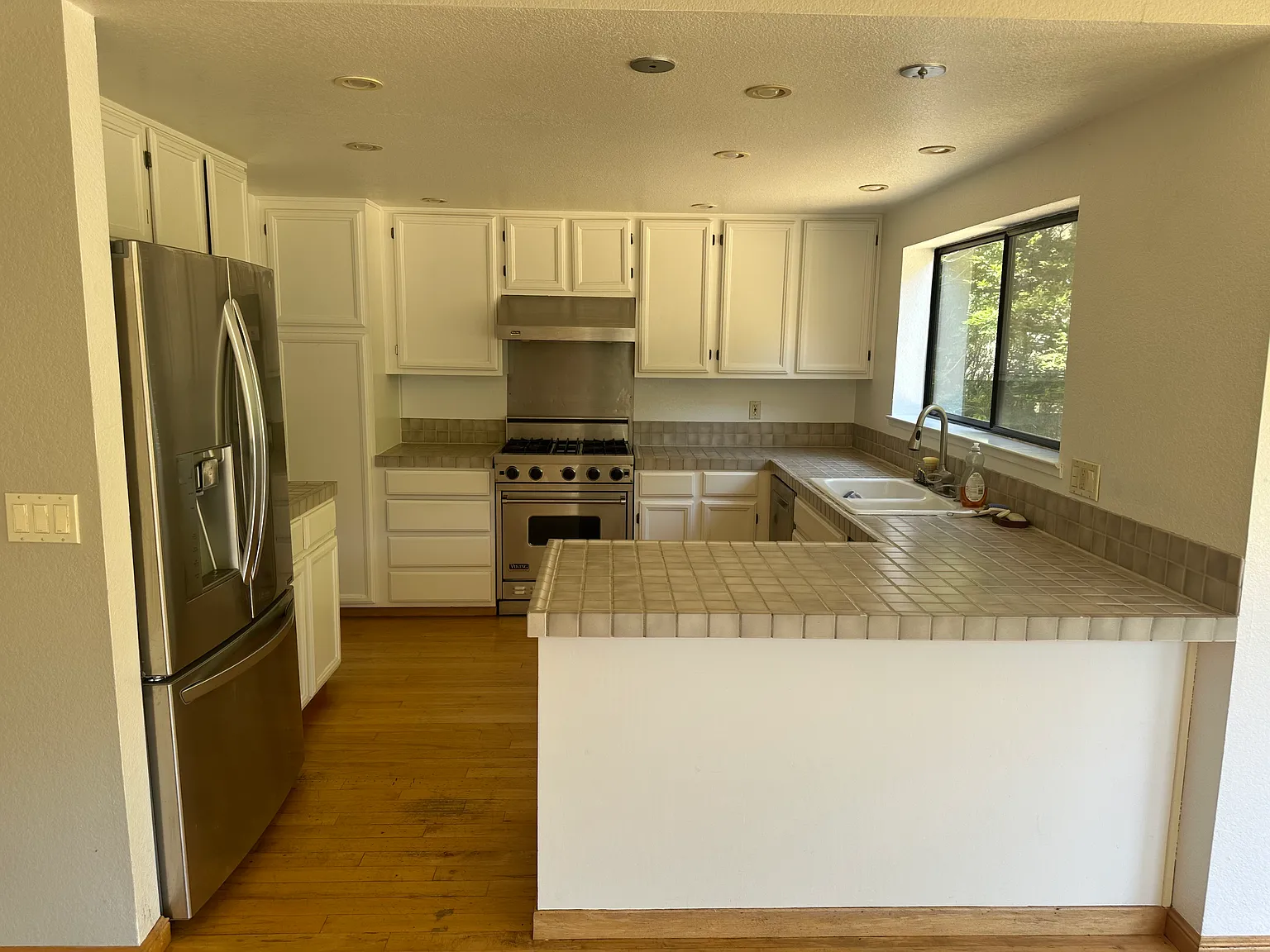 4 bed, 2.5 bath, 2240 sqft, $7,995 — Photo 3
