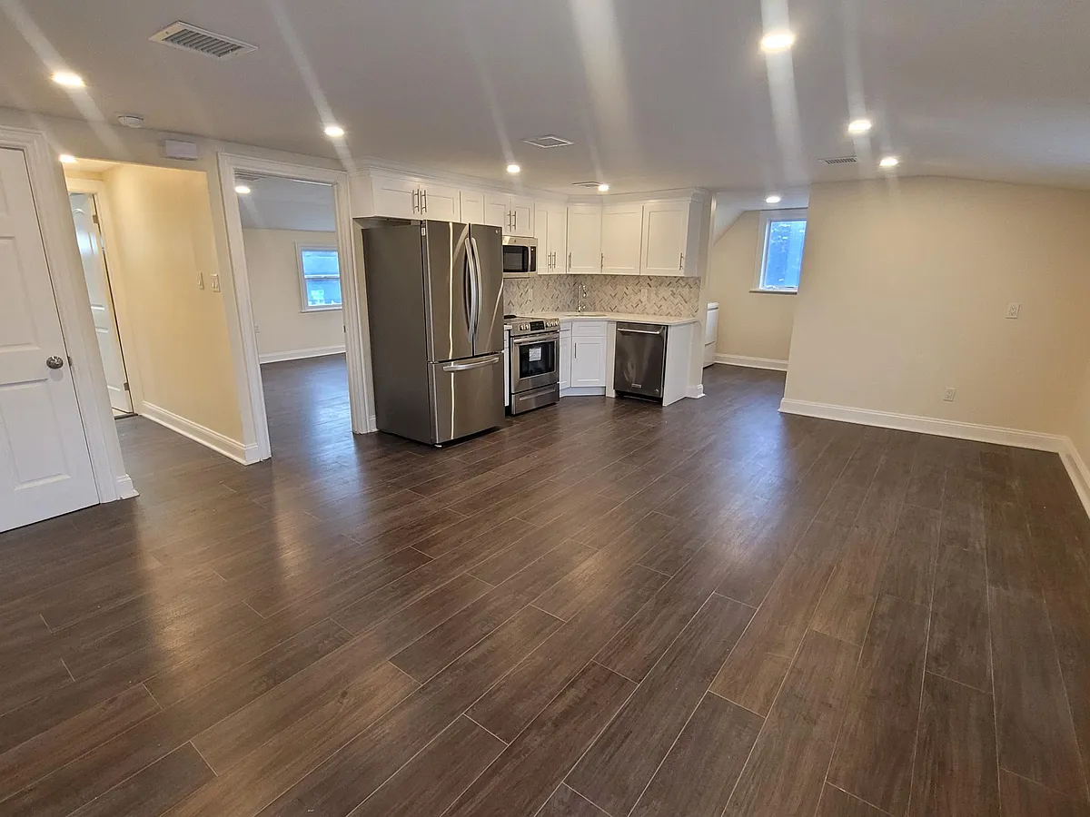Building Photo - 568 Gardiners Ave #2
