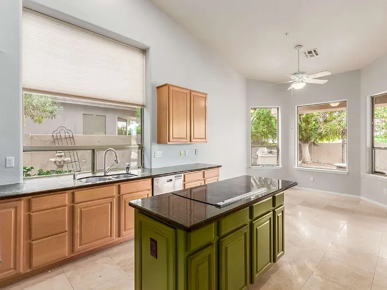 12591 E Paradise Dr — Photo 2