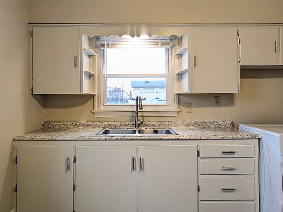 3rd image of 608 Alexander St Floor 2