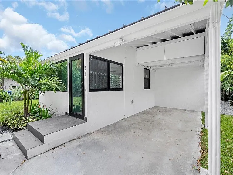 5220 SW 6th St — Photo 16