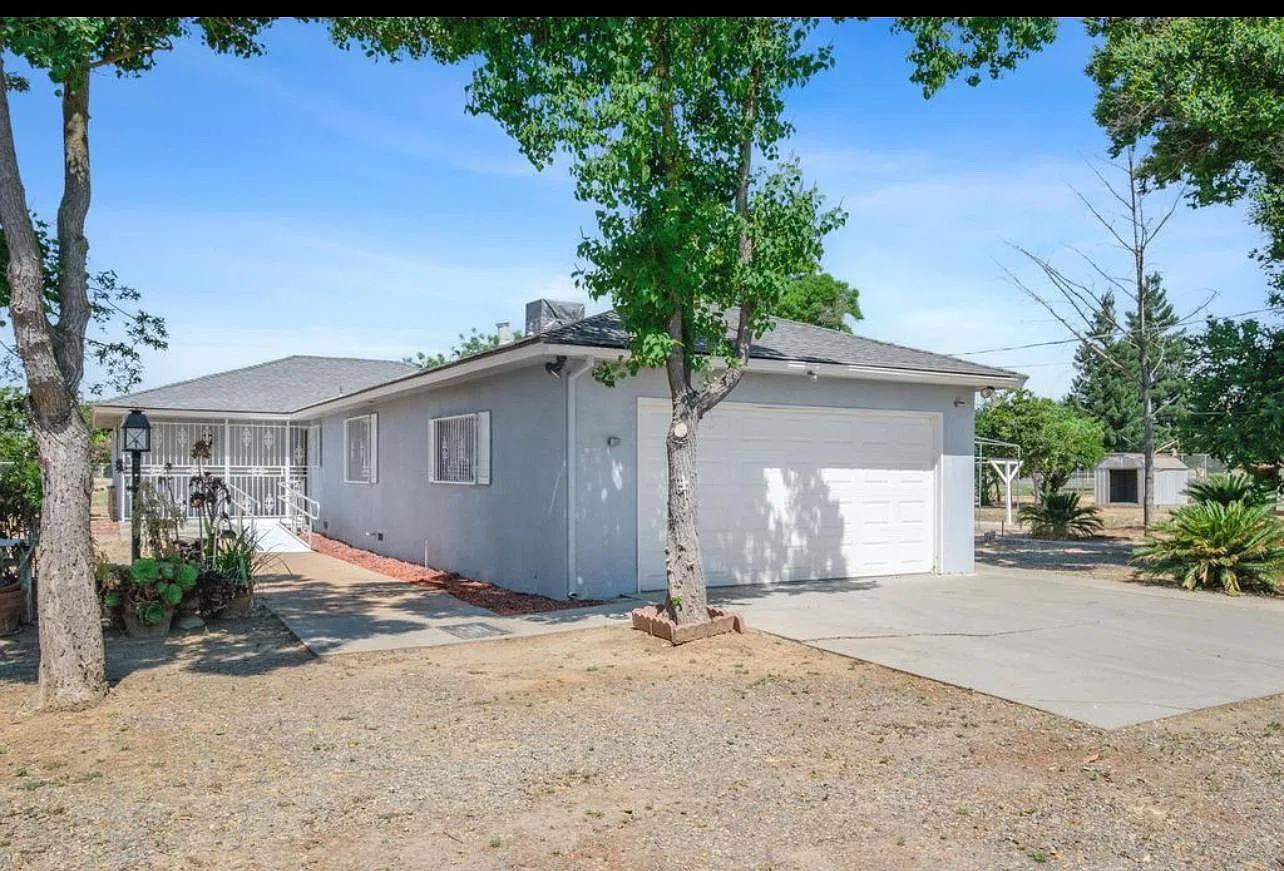 W Dakota Ave, Fresno — Photo 2