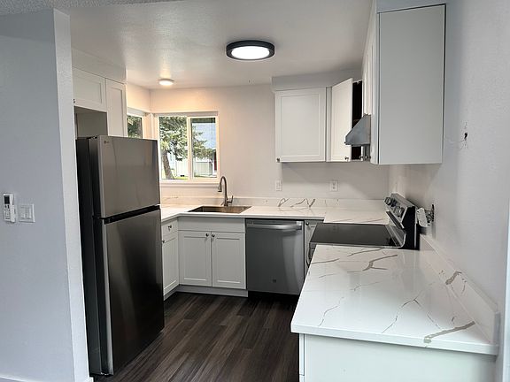 3rd image of 538 Malibu Dr SE