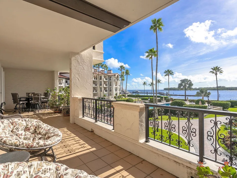 2124 Fisher Island Dr #2124