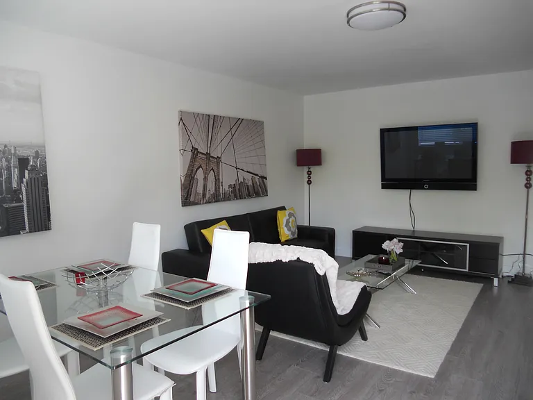 2119 N Beachwood Dr #5 — Photo 3