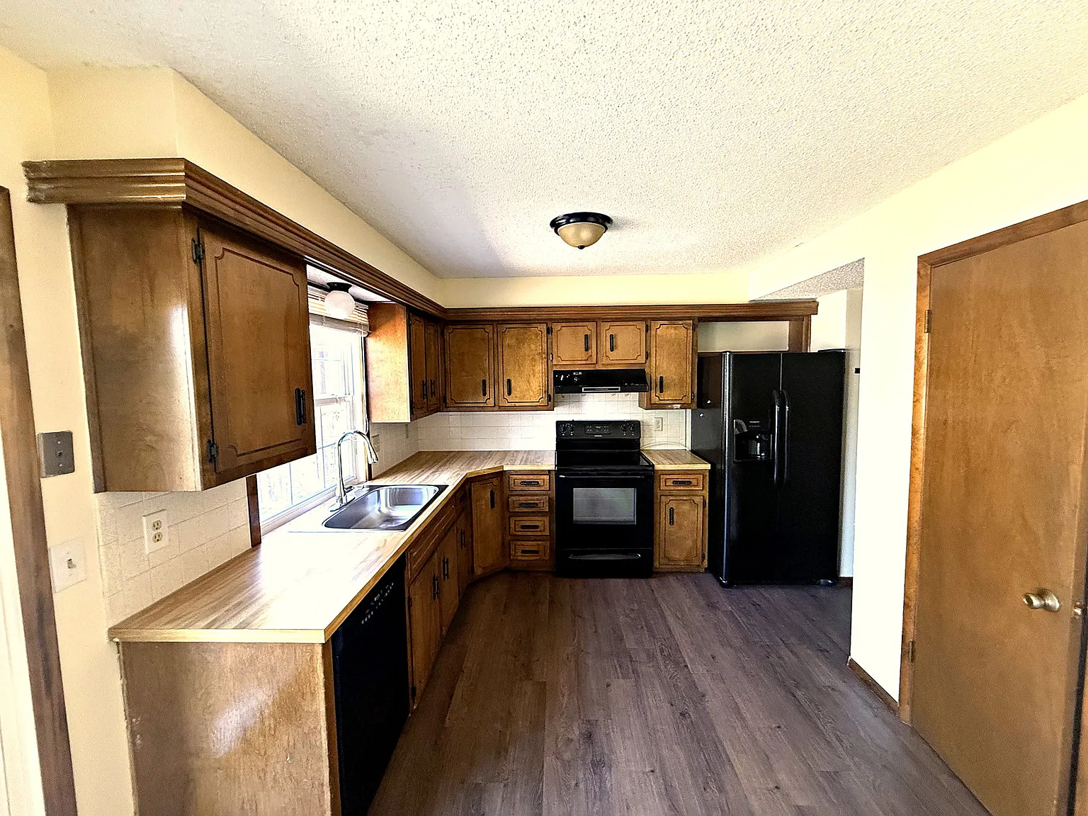 2 bed, 1600 sqft, $1,600 — Photo 4