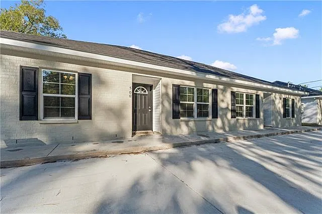 3 bed, 2.0 bath, 977 sqft, $1,625 — Photo 1