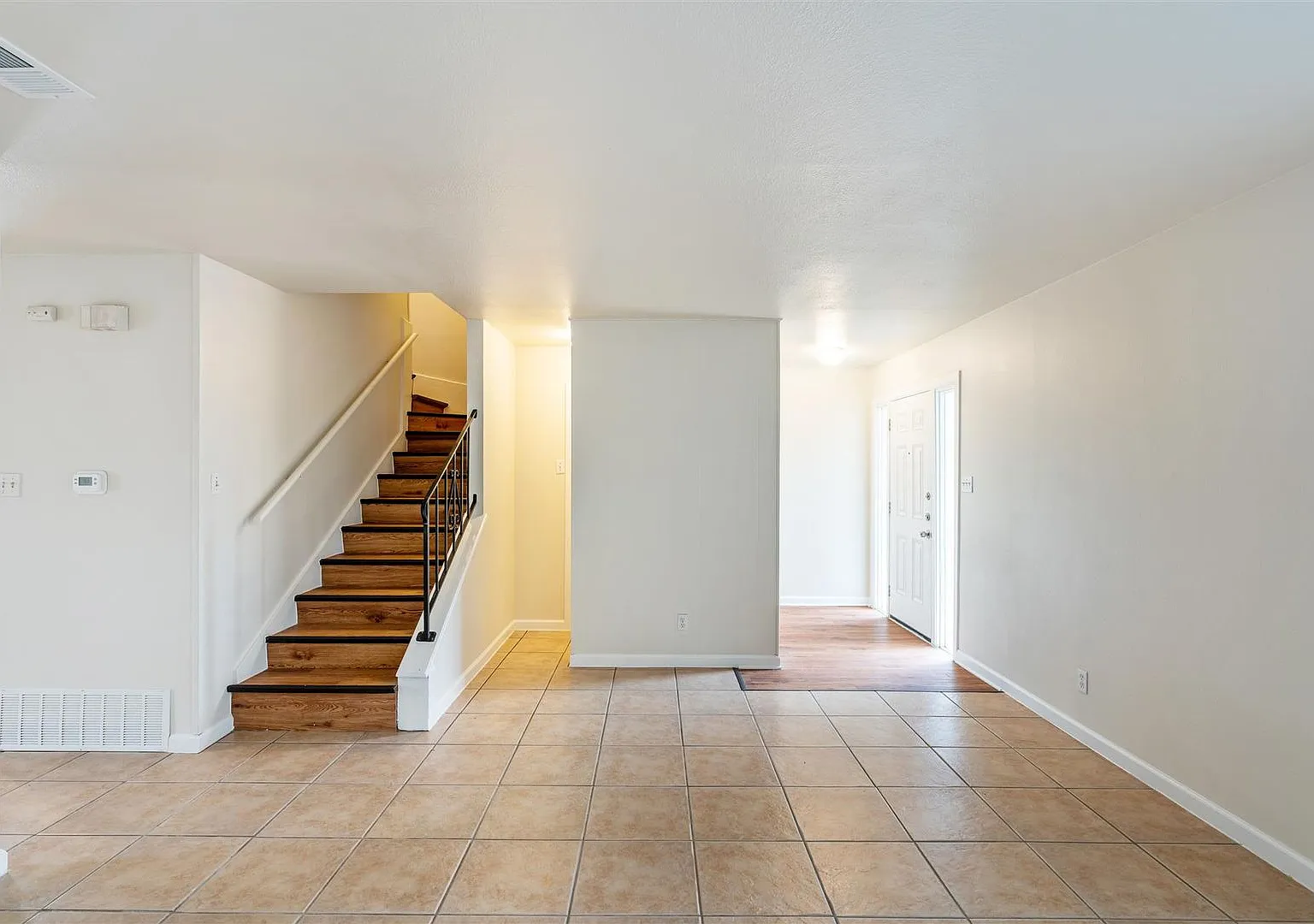 Remodeled townhouse - Available now! — Photo 2