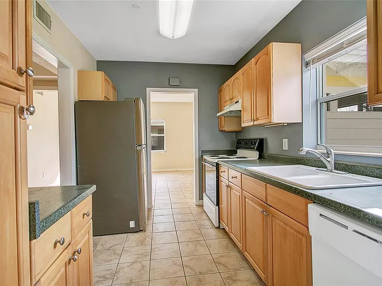 2117 E Esther St — Photo 9