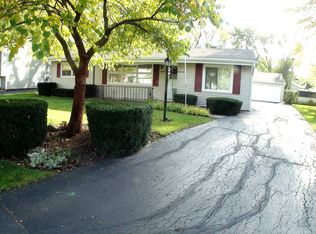 2113 Meadow Dr, Lindenhurst, IL 60046