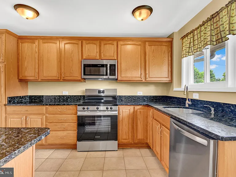10228 Farnham Dr — Photo 13