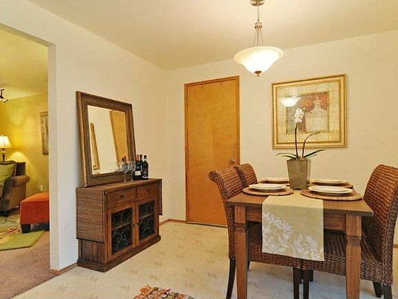 Cozy dining area right off kitchen