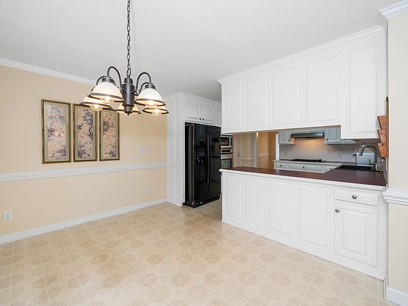 5th image of 609 W Academy St