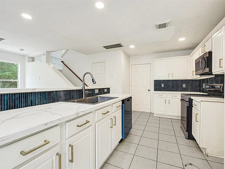146 S Walden Elms Cir — Photo 10