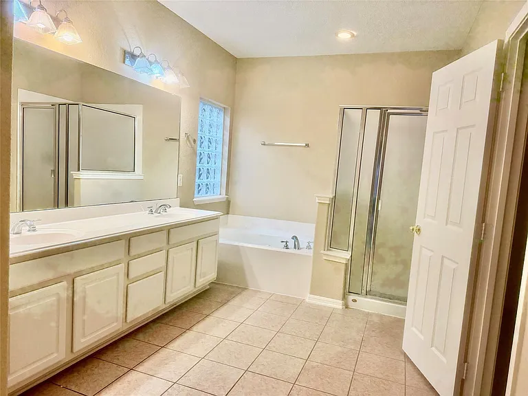 3723 Tumbling Falls Dr — Photo 12