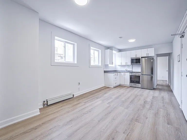 1046 Bathurst St — Photo 38
