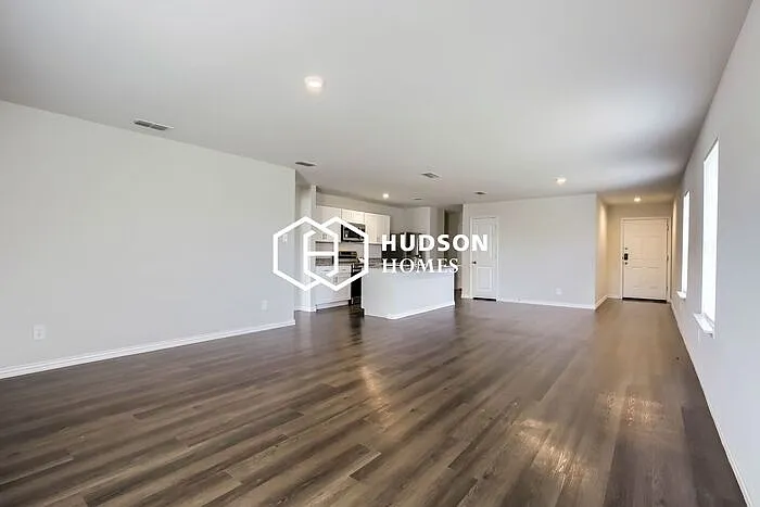 3 bed, 2.0 bath, 1405 sqft, $1,375 — Photo 4
