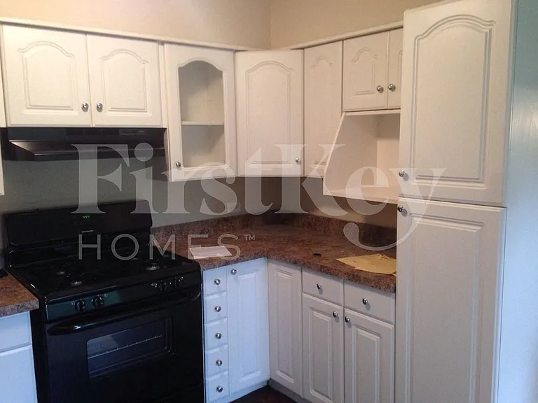 817 Rose Ln — Photo 11