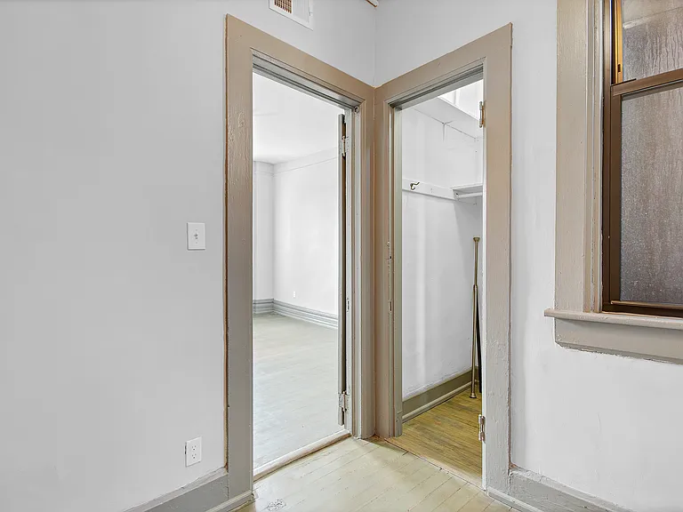 1659 W 21st St #2R — Photo 13