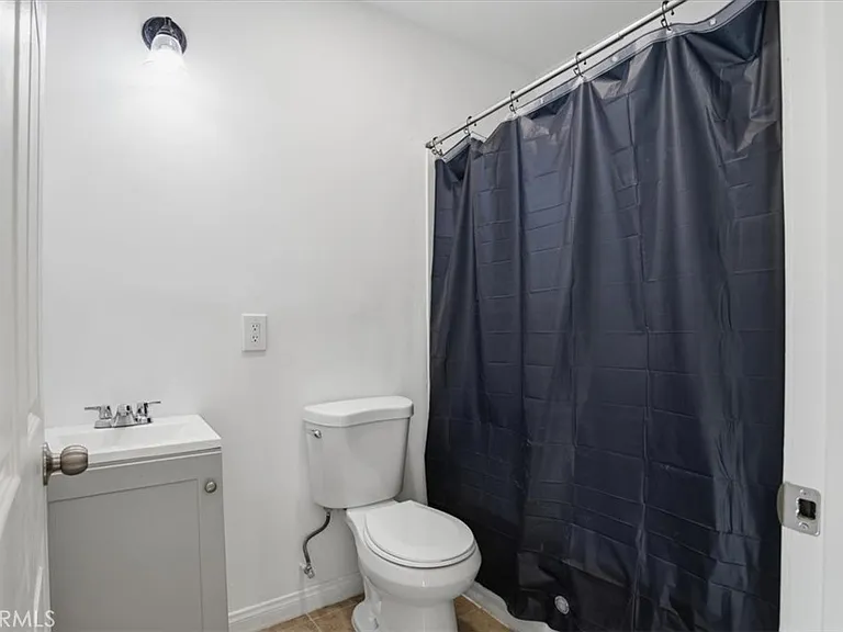 7542 White Oak Ave — Photo 11