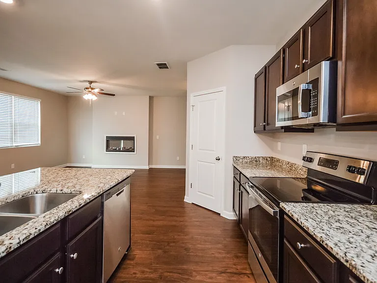612 Moorings Ave — Photo 9