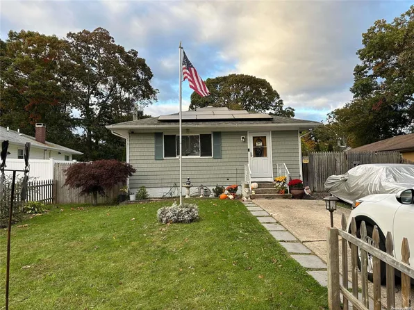 135 Eleanor Avenue, Mastic, NY 11950