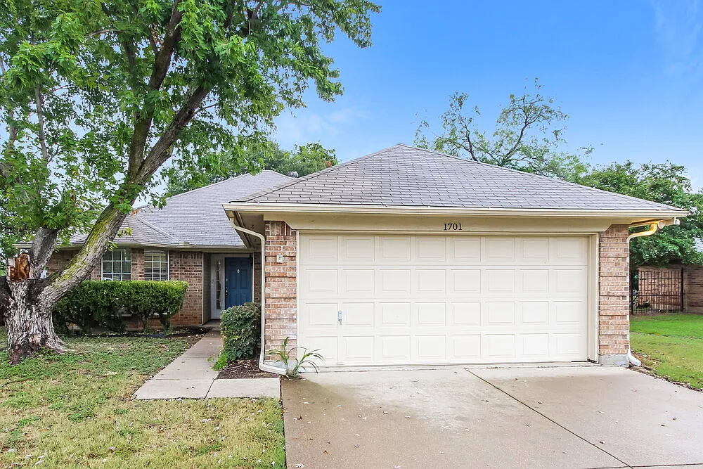 3 bed, 2.0 bath, 1587 sqft, $2,210 — Photo 1