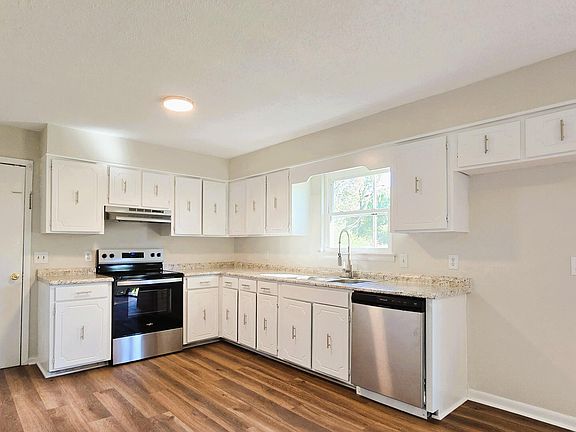 4th image of 8248 Oxford Dr