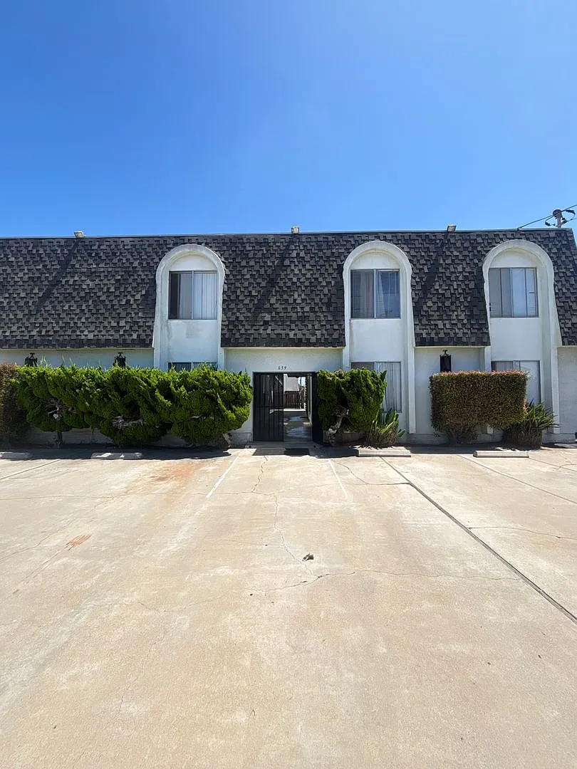 639 10 Street — Photo 1