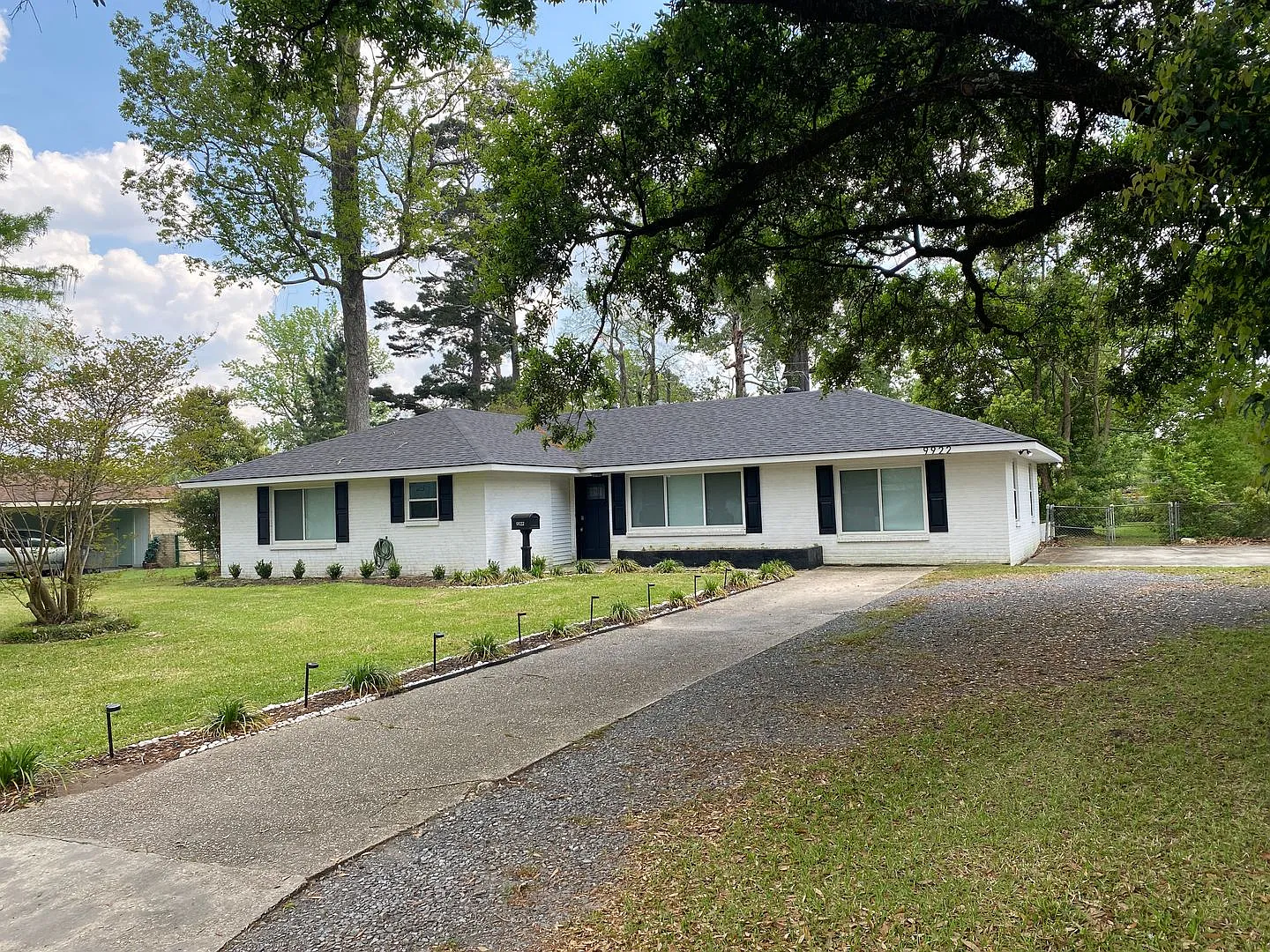Price Drop plus $500 off First Month's Rent Modern Comfort in a Prime Baton Rouge Location — Photo 2