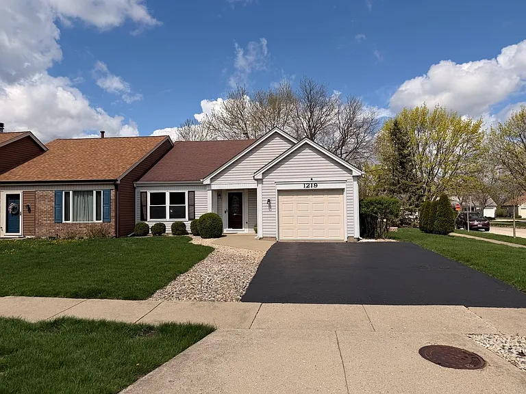 1219 Huntington Dr — Photo 2