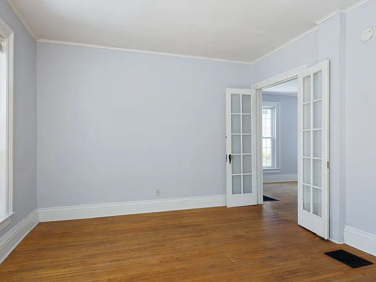 427 Flower Ave E — Photo 21
