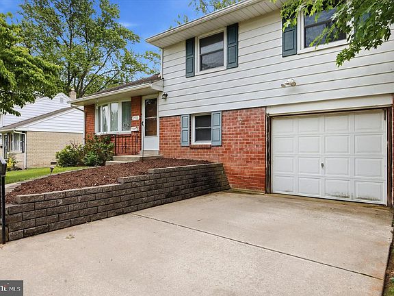 3rd image of 2916 Larkspur Ln