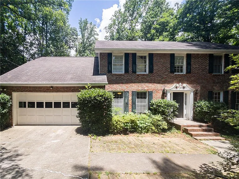 965 Millbrook Ct — Photo 2