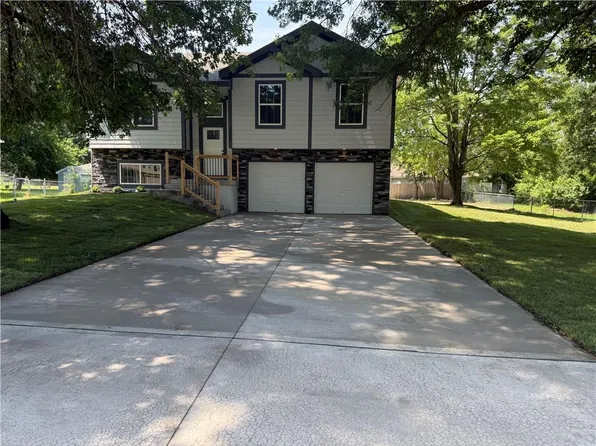 21608 S Clairmont St, Peculiar, MO 64078