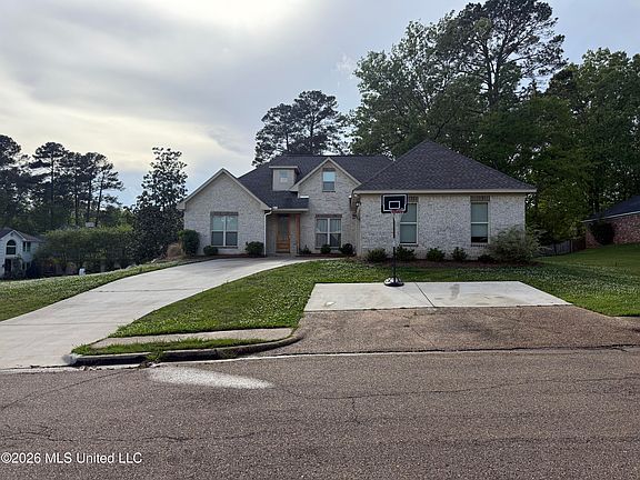 3rd image of 580 Hickory Pl