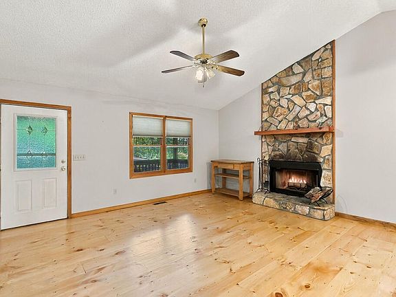 5th image of 685 Riverview Dr