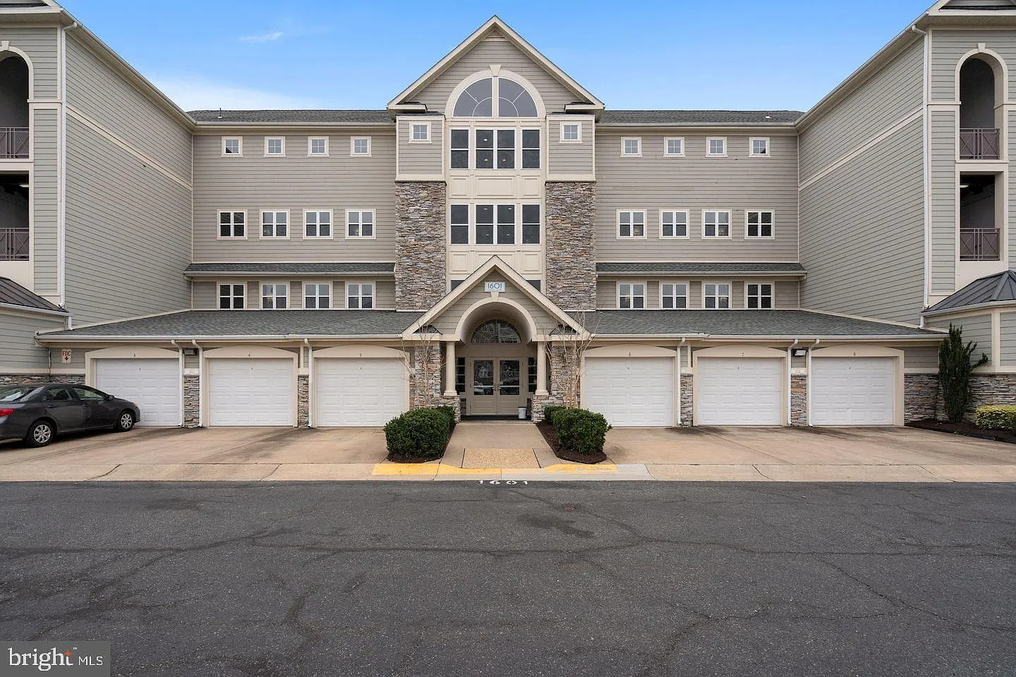 Potomac Pointe Condo — Photo 1