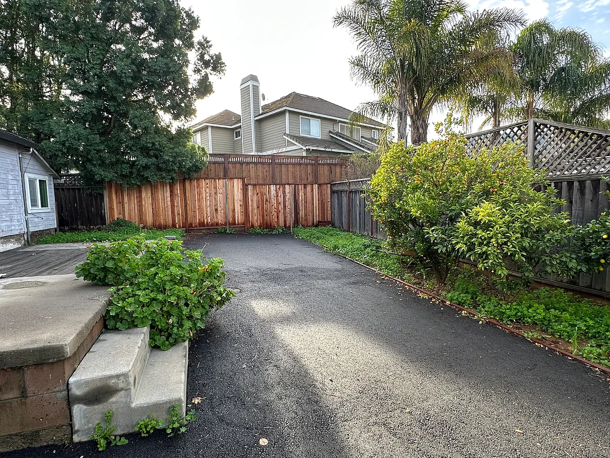 Building Photo - 10040 Viewpoint Ln #1
