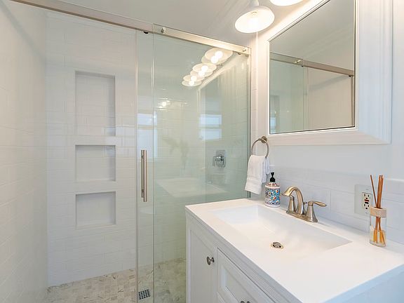 5th image of 1728 The Strand APT 3