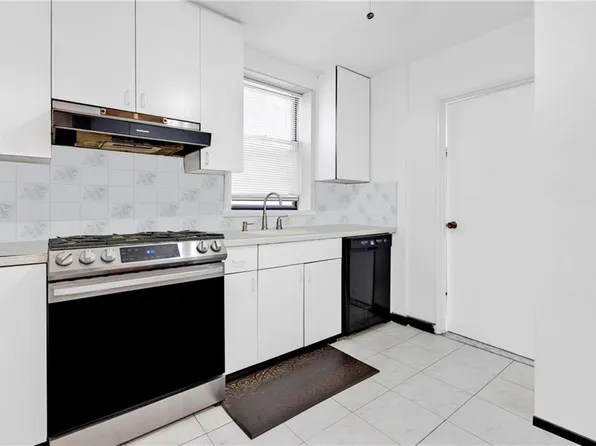 2580 Ocean Parkway image 7 of 19