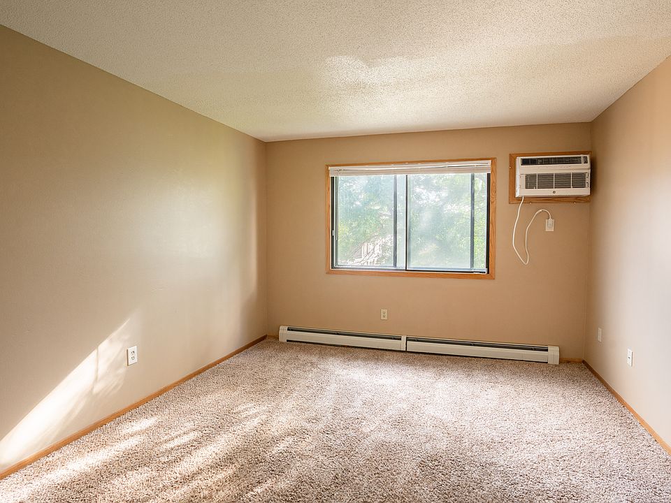 Fargo, ND Brookfield Apartments | 21A | Living