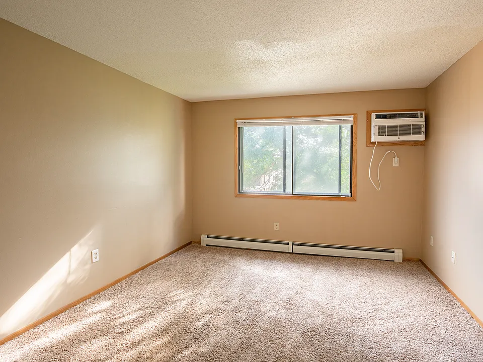 Fargo, ND Brookfield Apartments | 21A | Living