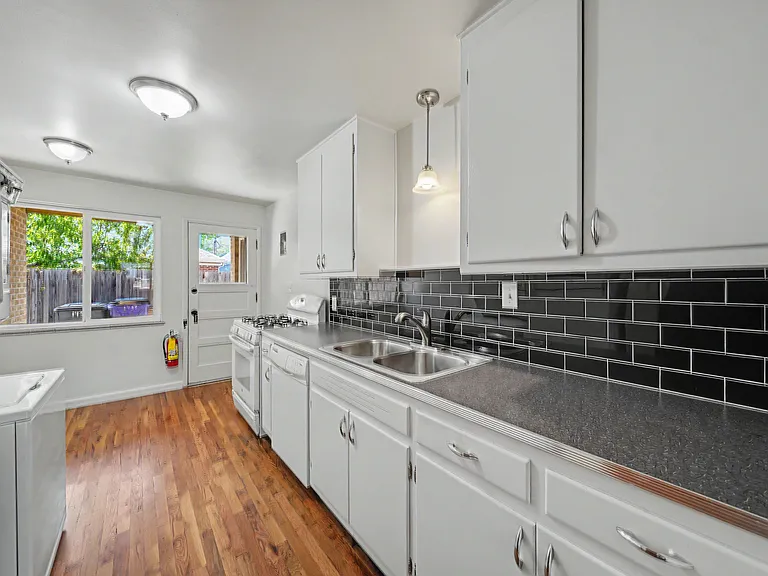 1437 N Jasmine St — Photo 4