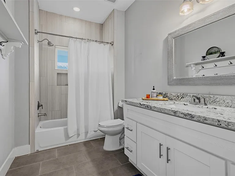704 Vincent St — Photo 26