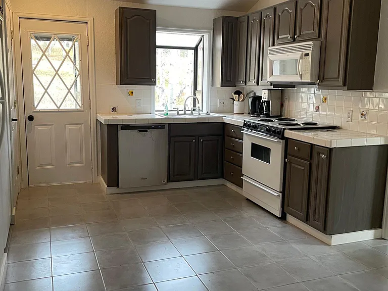 379 Houston St — Photo 18